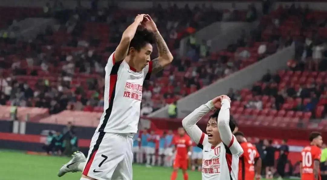 成都蓉城发布备战花絮；转会期完成体检；欧冠任务艰巨；赛程密集仍需轮换的简单介绍