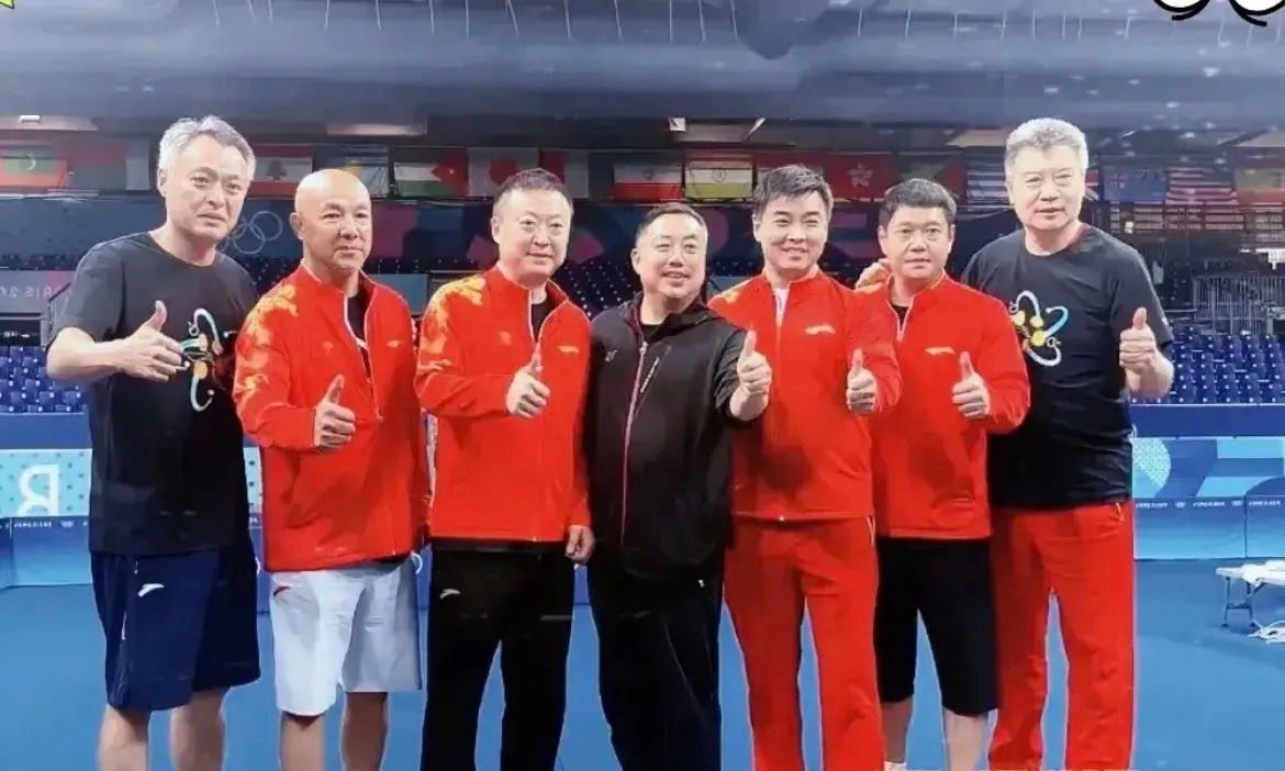 s15竞猜浙江稠州金租男篮晒三外援合照